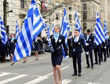 Ο ΣΥΡΙΖΑ «ποινικοποιεί» την αριστεία: «Σημαιοφόροι μόνο από κλήρωση» - Μη υποχρεωτικός ο εκκλησιασμός